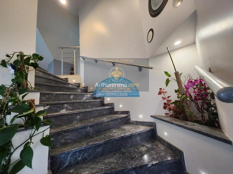 Maison - 240 m² - 9 pièces