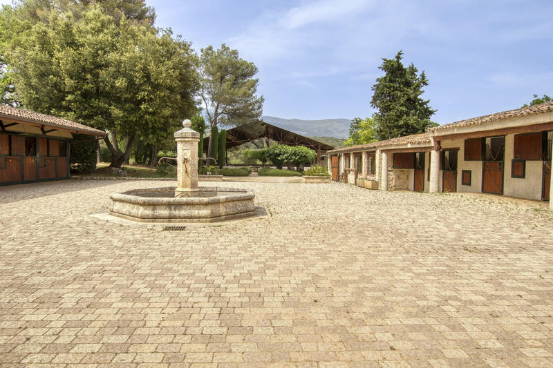 Maison - 600 m² - 20 pièces