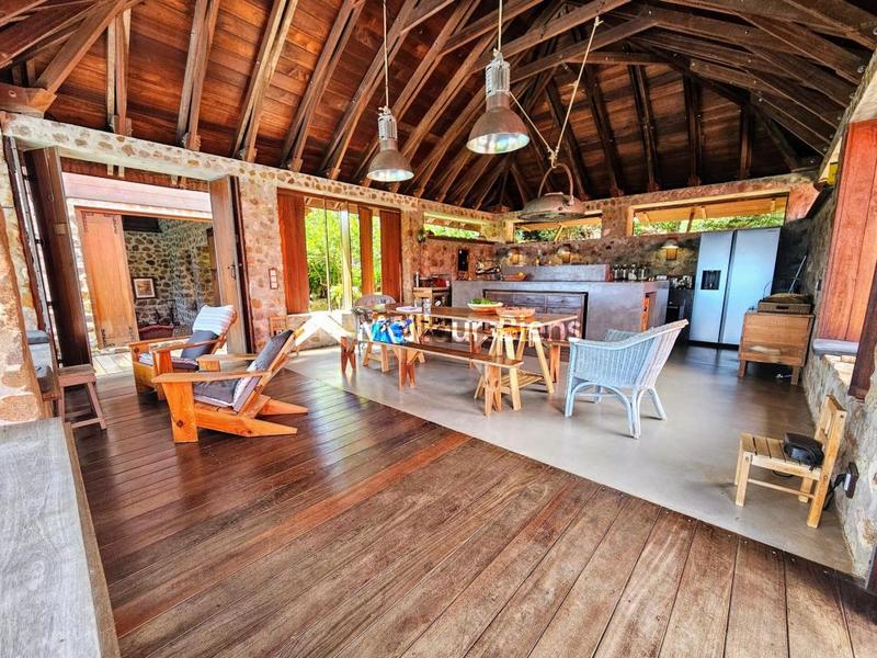 Propriété - 261 m² - 8 pièces