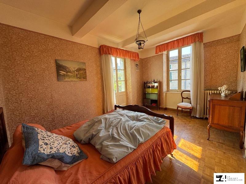 Maison traditionnelle - 268 m² - 8 pièces