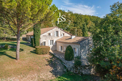 Maison - 323 m² - 15 pièces