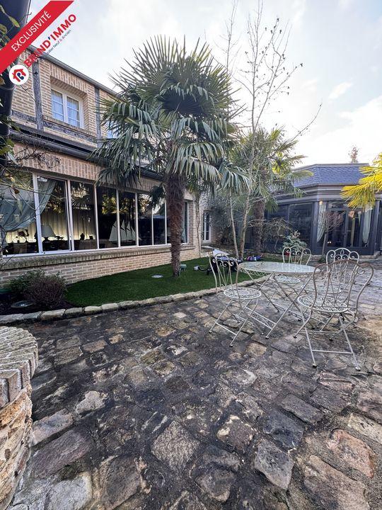 Demeure - 710 m² - 15 pièces