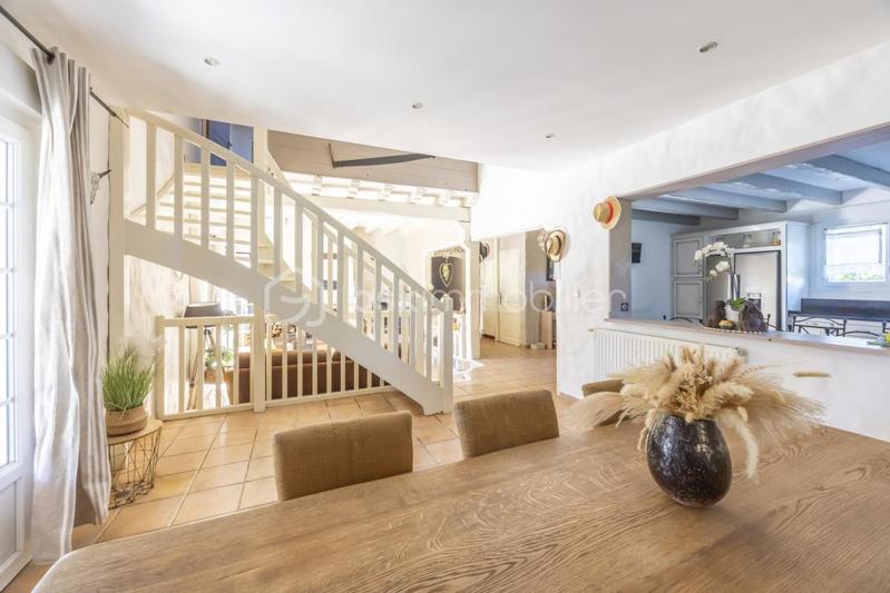 Maison - 250 m² - 9 pièces