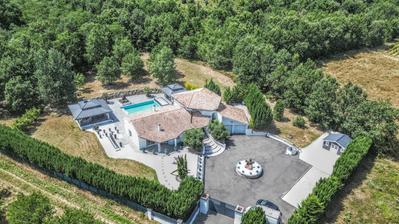 Propriété - 245 m² - 7 pièces