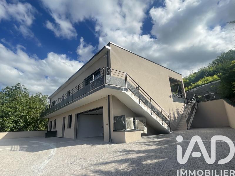 Maison - 243 m² - 7 pièces