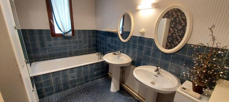 Maison - 239 m² - 11 pièces