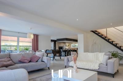 Maison - 325 m² - 7 pièces