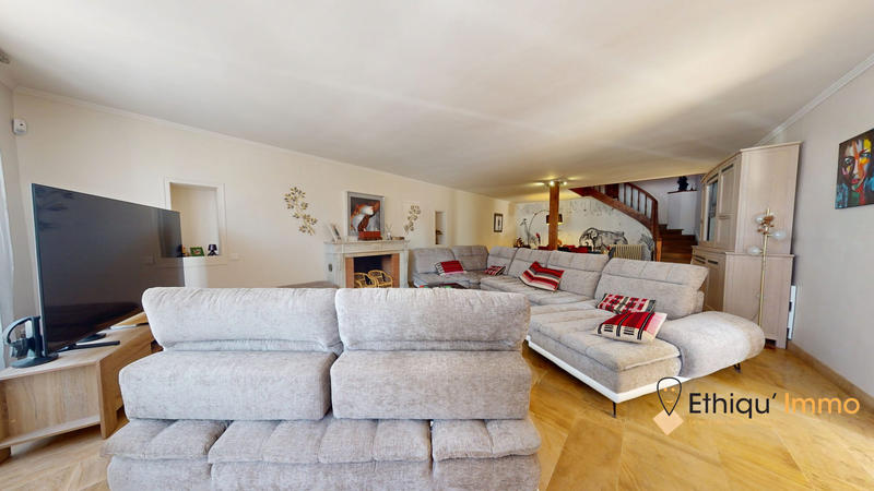 Maison - 228 m² - 8 pièces