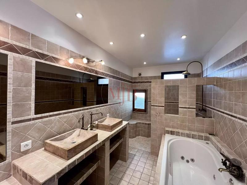 Maison de village - 245 m² - 8 pièces