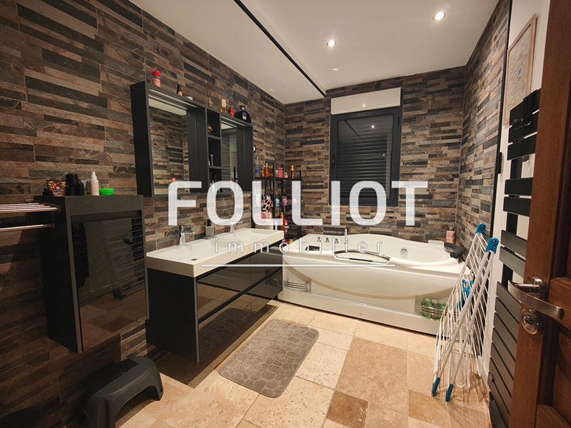 Maison - 203 m² - 6 pièces