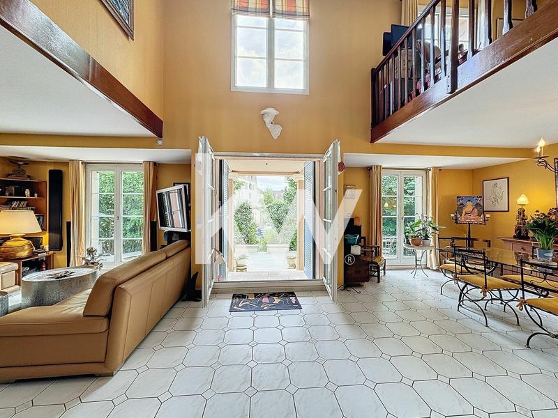 Maison - 213 m² - 8 pièces