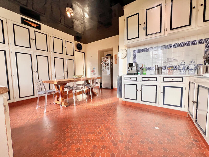 Propriété - 260 m² - 9 pièces