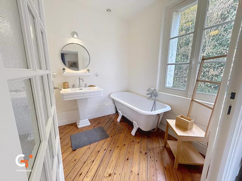 Propriété - 365 m² - 12 pièces