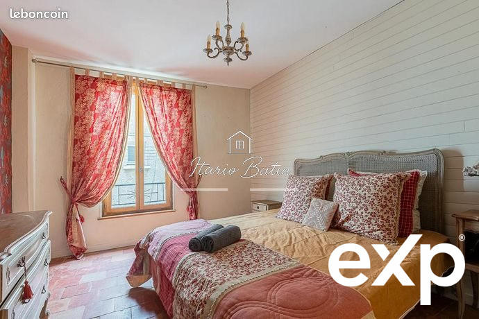 Maison - 238 m² - 9 pièces