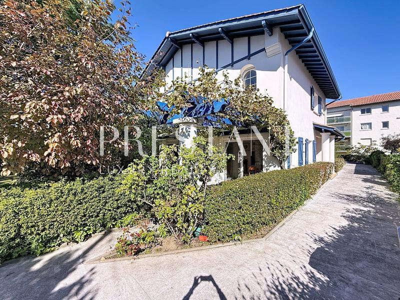 Maison - 230 m² - 6 pièces