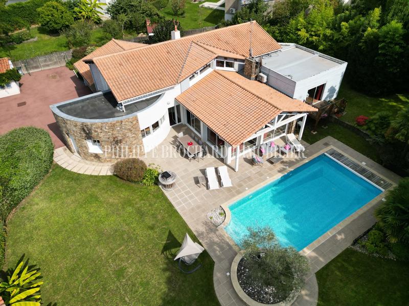 Maison contemporaine - 246 m² - 9 pièces