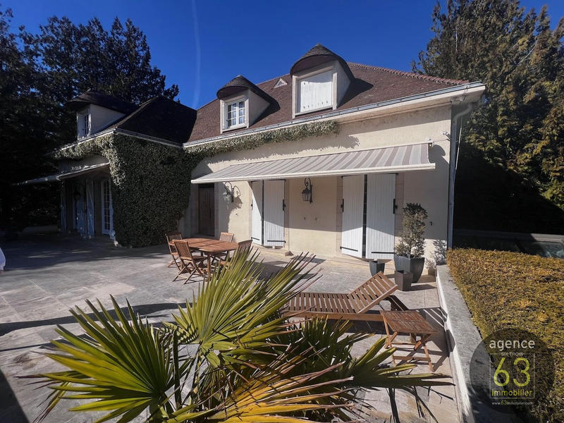 Maison - 430 m² - 9 pièces