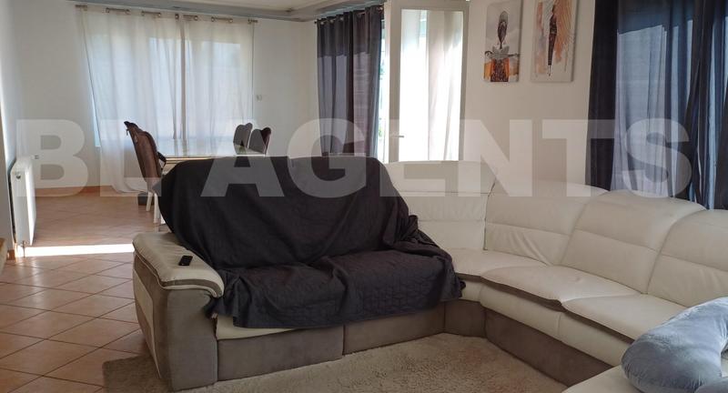 Maison traditionnelle - 249 m² - 11 pièces