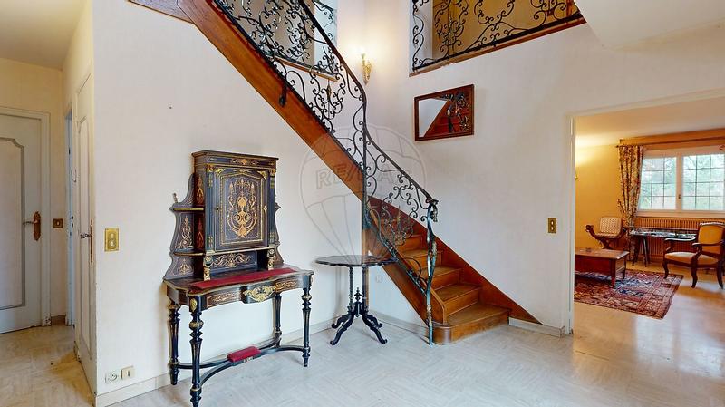 Maison - 233 m² - 8 pièces