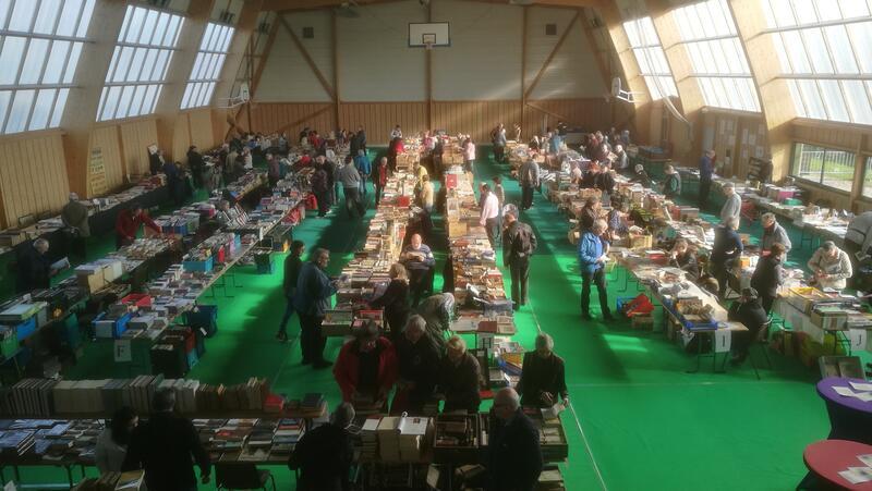 Bourse aux livres, cartes postales et vieux papiers