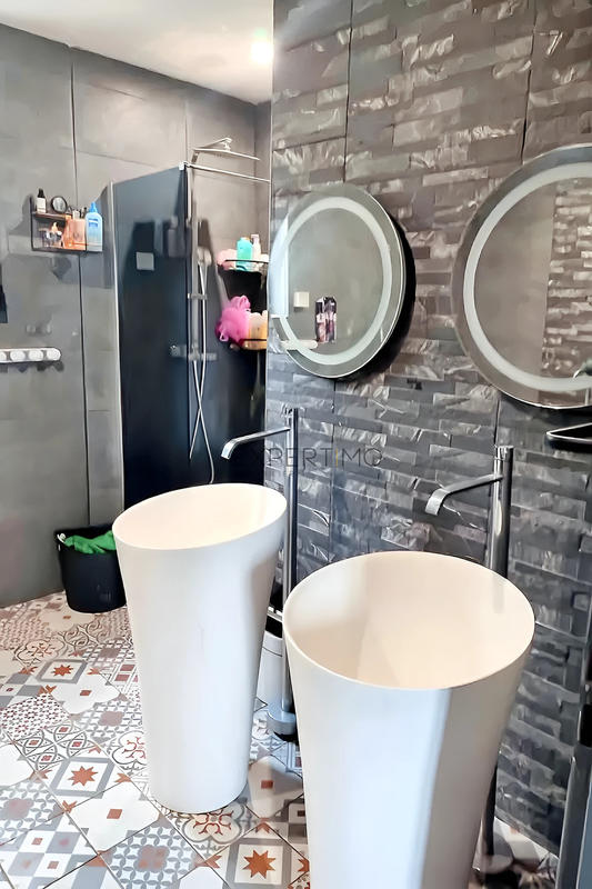 Maison - 225 m² - 10 pièces