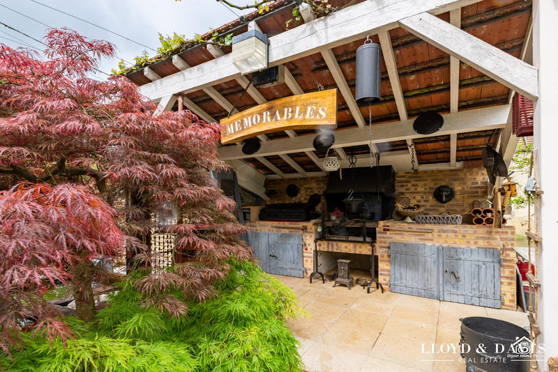 Maison - 272 m² - 8 pièces