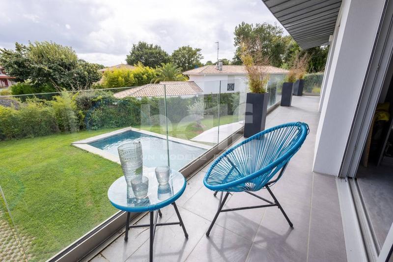 Villa - 221 m² - 6 pièces