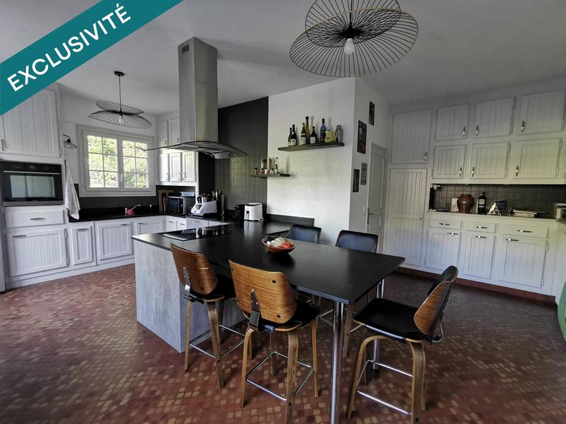 Maison - 300 m² - 11 pièces