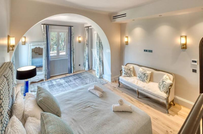 Villa - 1 200 m² - 16 pièces