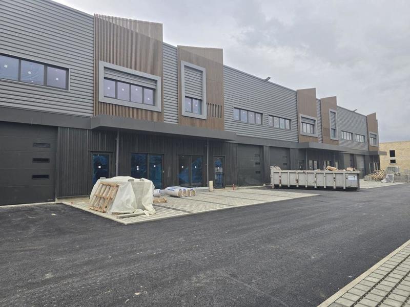 Local d'activité / Entrepôt - 239 m²