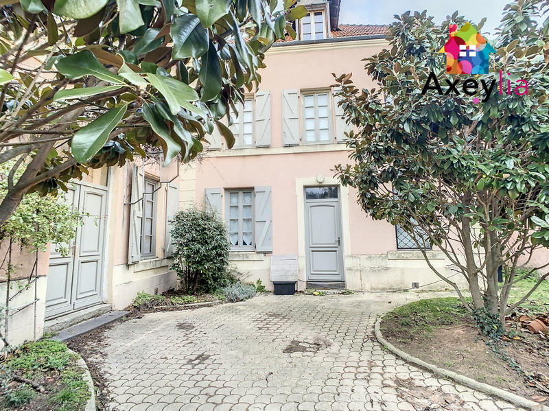 Maison - 258 m² - 12 pièces