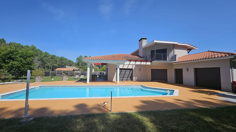 Propriété - 260 m² - 7 pièces