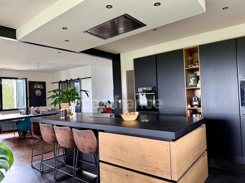 Maison - 207 m² - 7 pièces