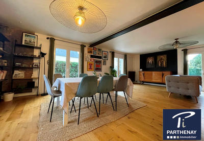 Propriété - 203 m² - 9 pièces