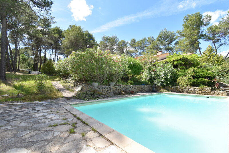 Maison - 234 m² - 8 pièces