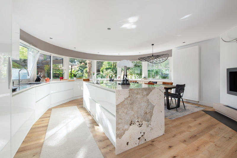 Maison - 242 m² - 6 pièces