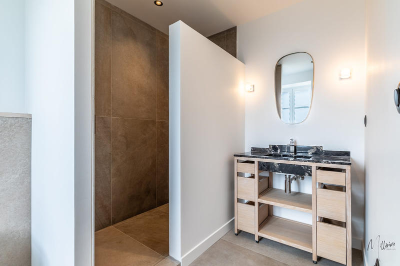 Maison - 240 m² - 8 pièces