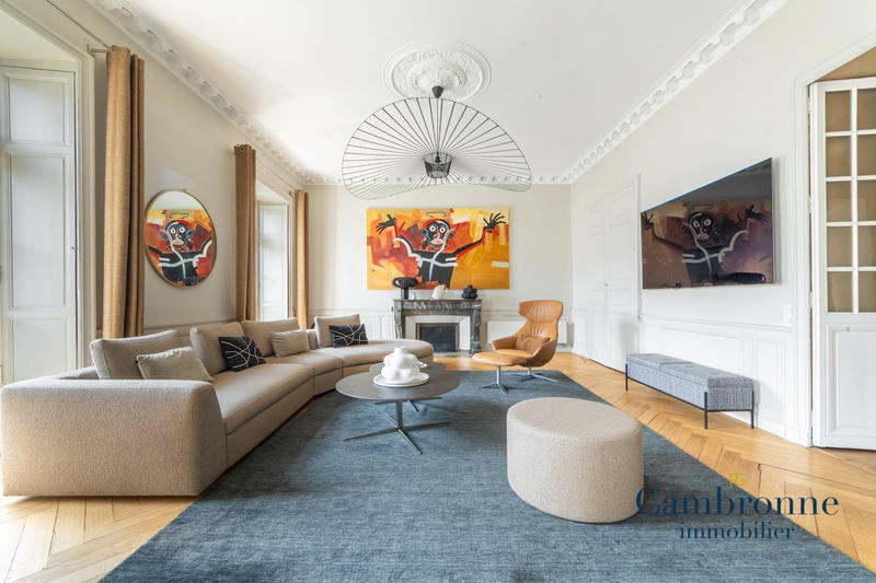 Appartement - 249 m² - 8 pièces