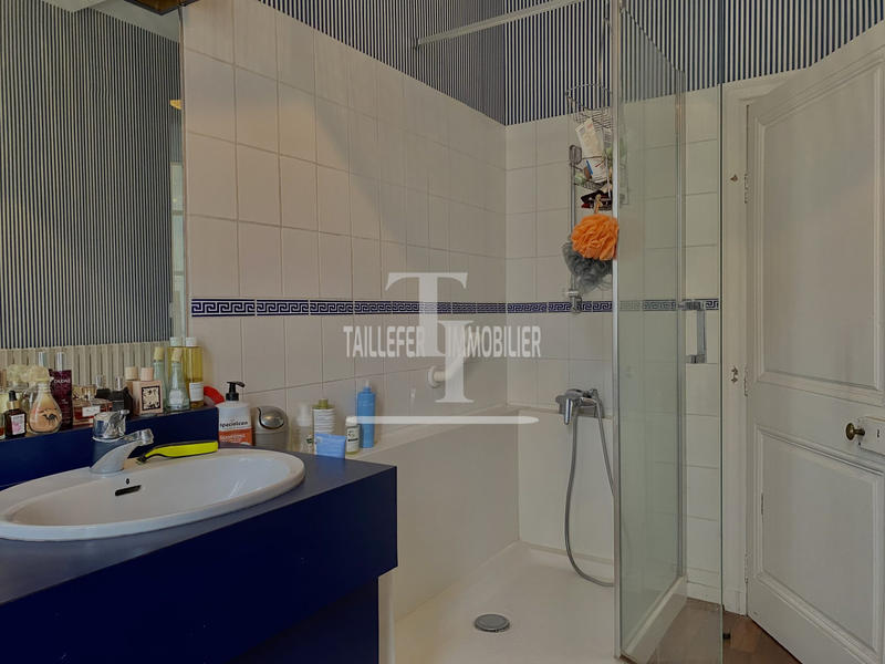 Maison - 250 m² - 6 pièces