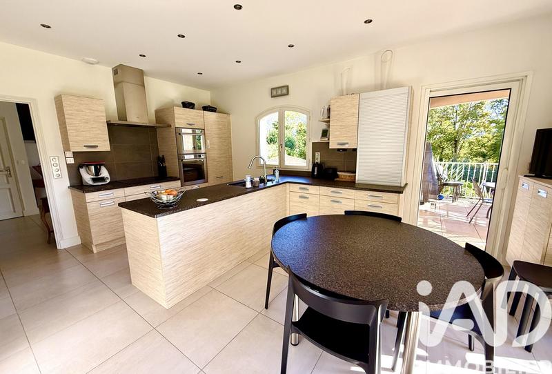 Maison - 240 m² - 8 pièces