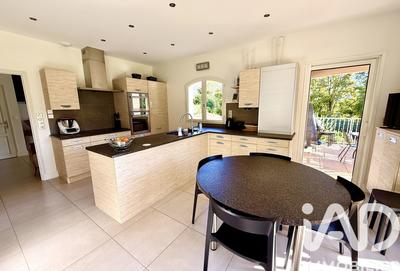 Maison - 240 m² - 8 pièces