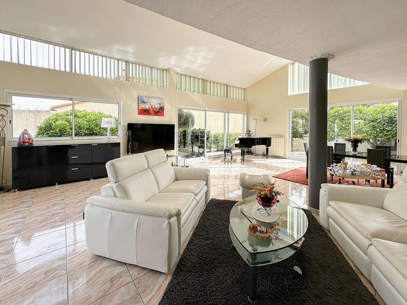 Maison - 250 m² - 6 pièces