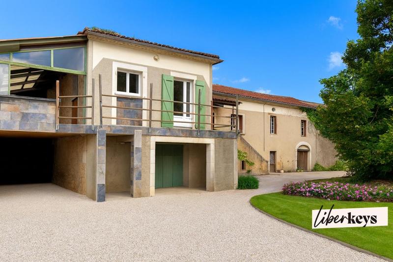 Demeure - 260 m² - 6 pièces