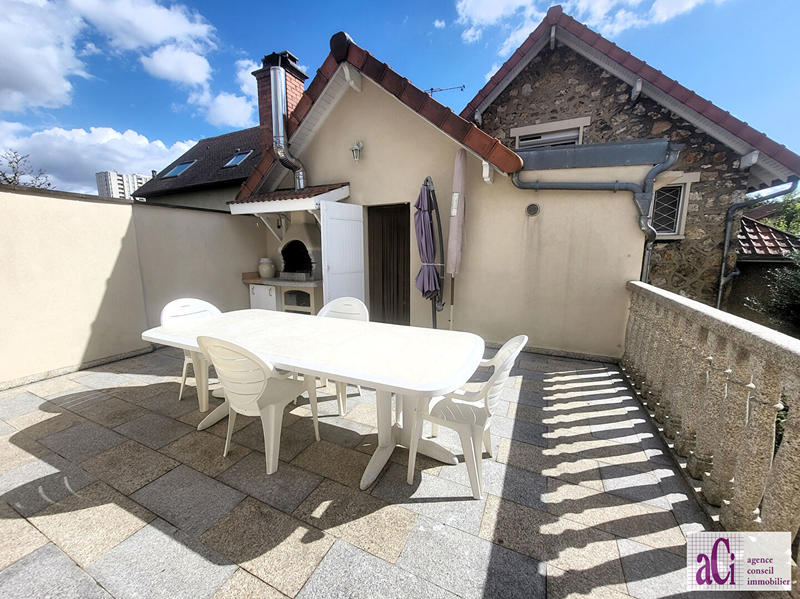 Maison - 256 m² - 12 pièces