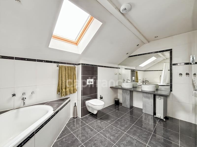 Maison - 261 m² - 7 pièces