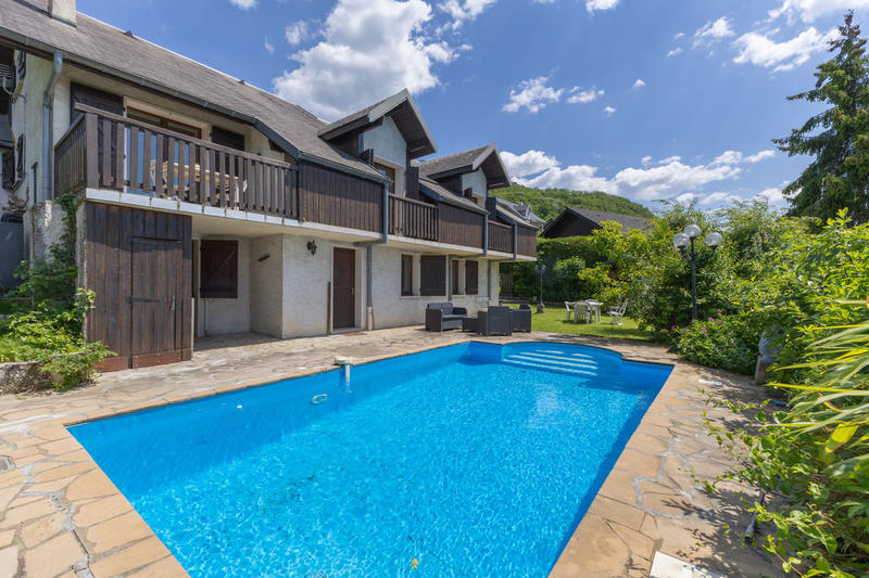 Maison - 220 m² - 8 pièces