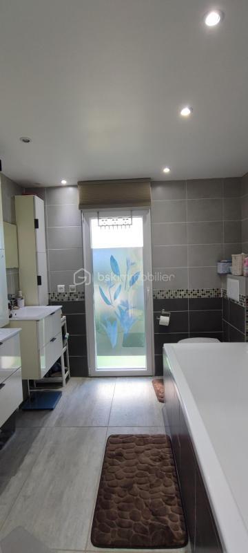 Demeure - 242 m² - 8 pièces