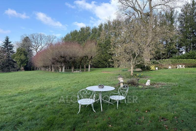 Propriété - 1 040 m² - 24 pièces