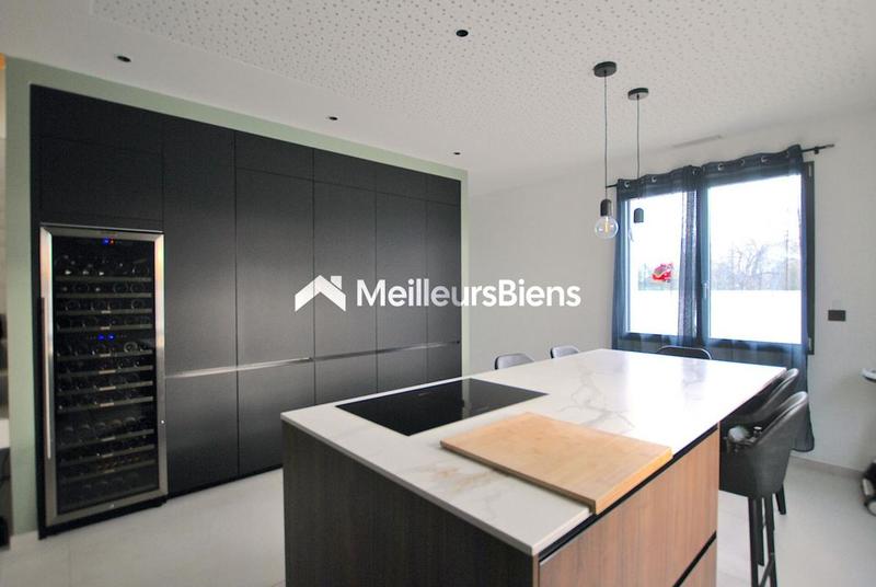 Propriété - 250 m² - 8 pièces