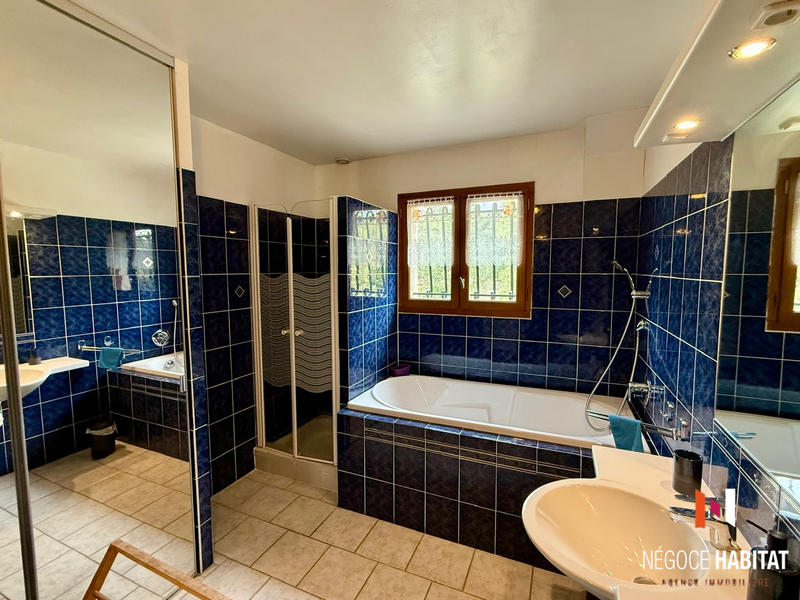 Maison - 220 m² - 8 pièces